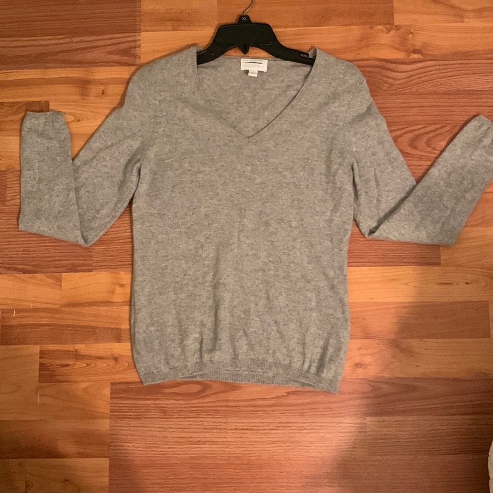 2/$25 Cashmere V-Neck sweater. Size M - Picture 8 of 13